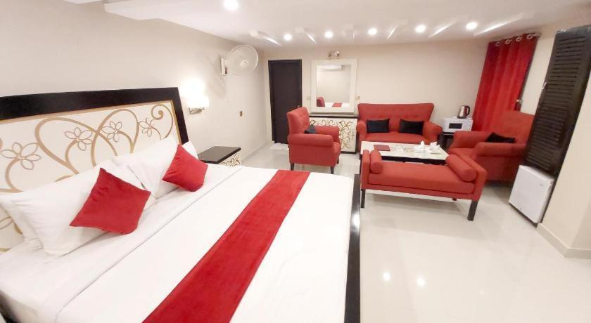 Hotel Mairona Gulberg לאהור מראה חיצוני תמונה