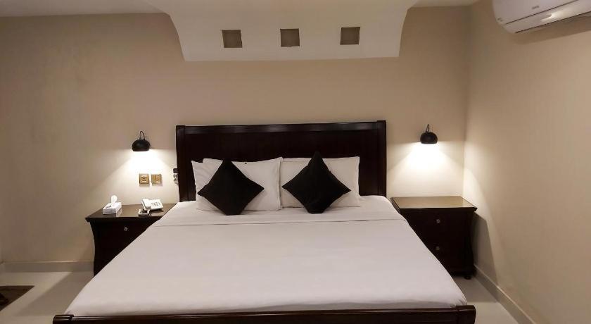 Hotel Mairona Gulberg לאהור מראה חיצוני תמונה