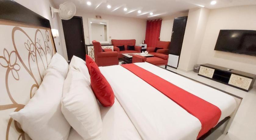 Hotel Mairona Gulberg לאהור מראה חיצוני תמונה